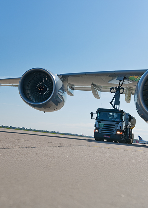 Flugzeugturbinen und Tankwagen auf dem Rollfeld