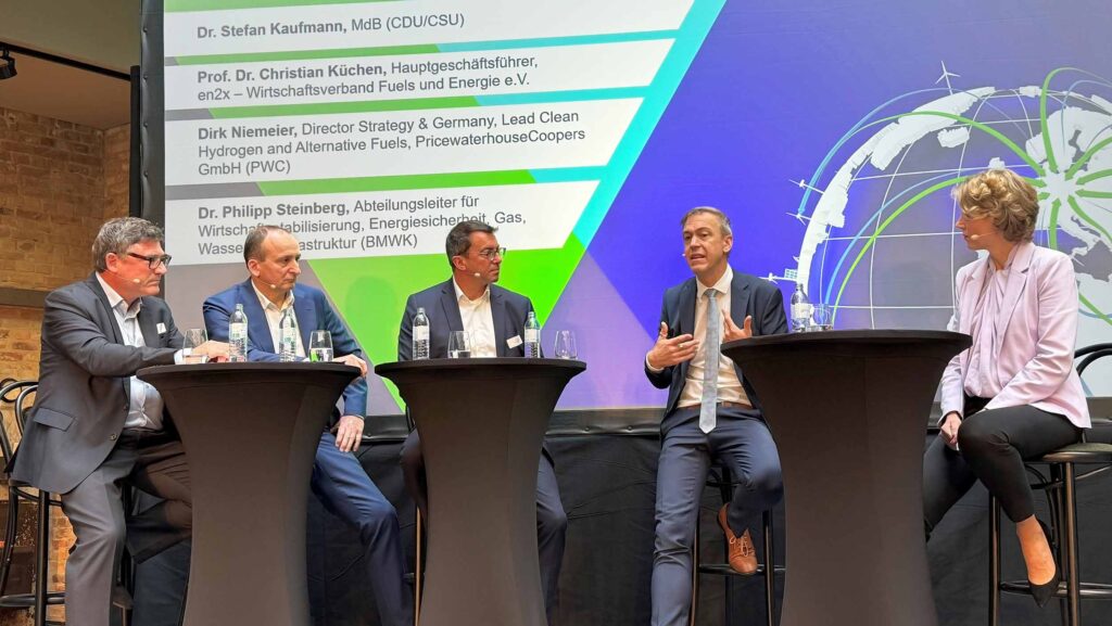 Diskussionsrunde bei der Green Fuels import Conference in Berlin (v. ll.): Dr. Stefan Kaufmann, Prof. Christian Küchen, Dirk Niemeier, Dr. Philipp Steinberg und Moderatorin Dr. Inga Michler.