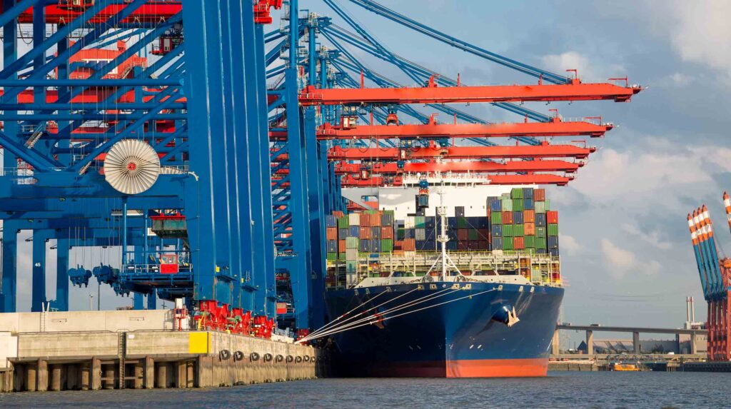 Containerschiff am Kai